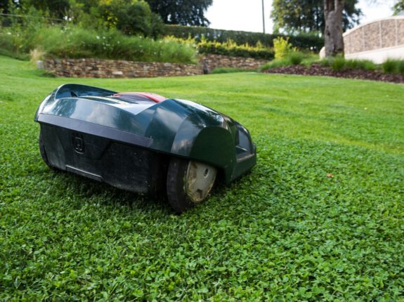 Robotgrasmaaier rijdt over gras in tuin