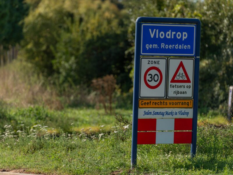 Plaatsnaambord van Vlodrop in het groen